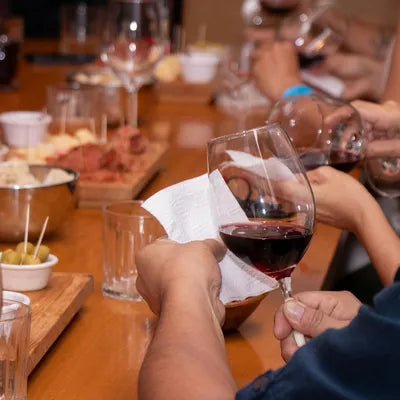 grupo de personas en una cata de vinos