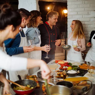personas pasando un momento agradable en una clase de cocina