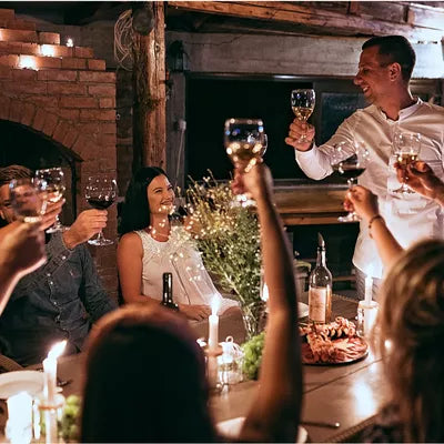 grupo de personas celebrando un cumpleaños
