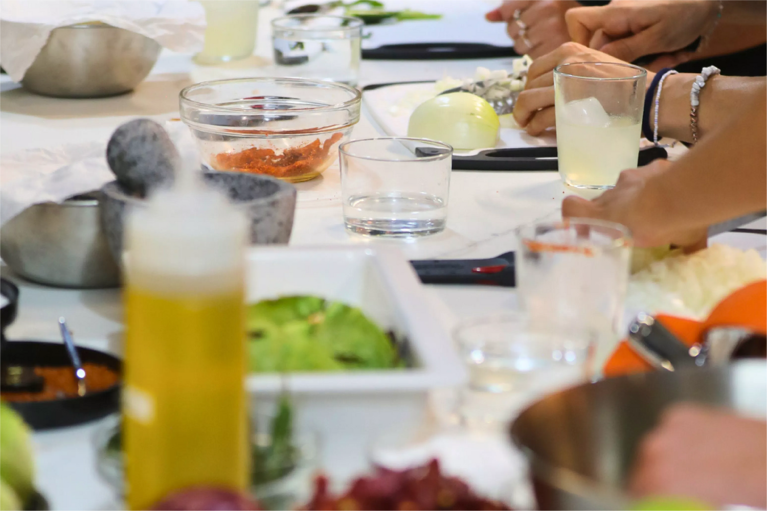 mesa con insumos para clases de cocina