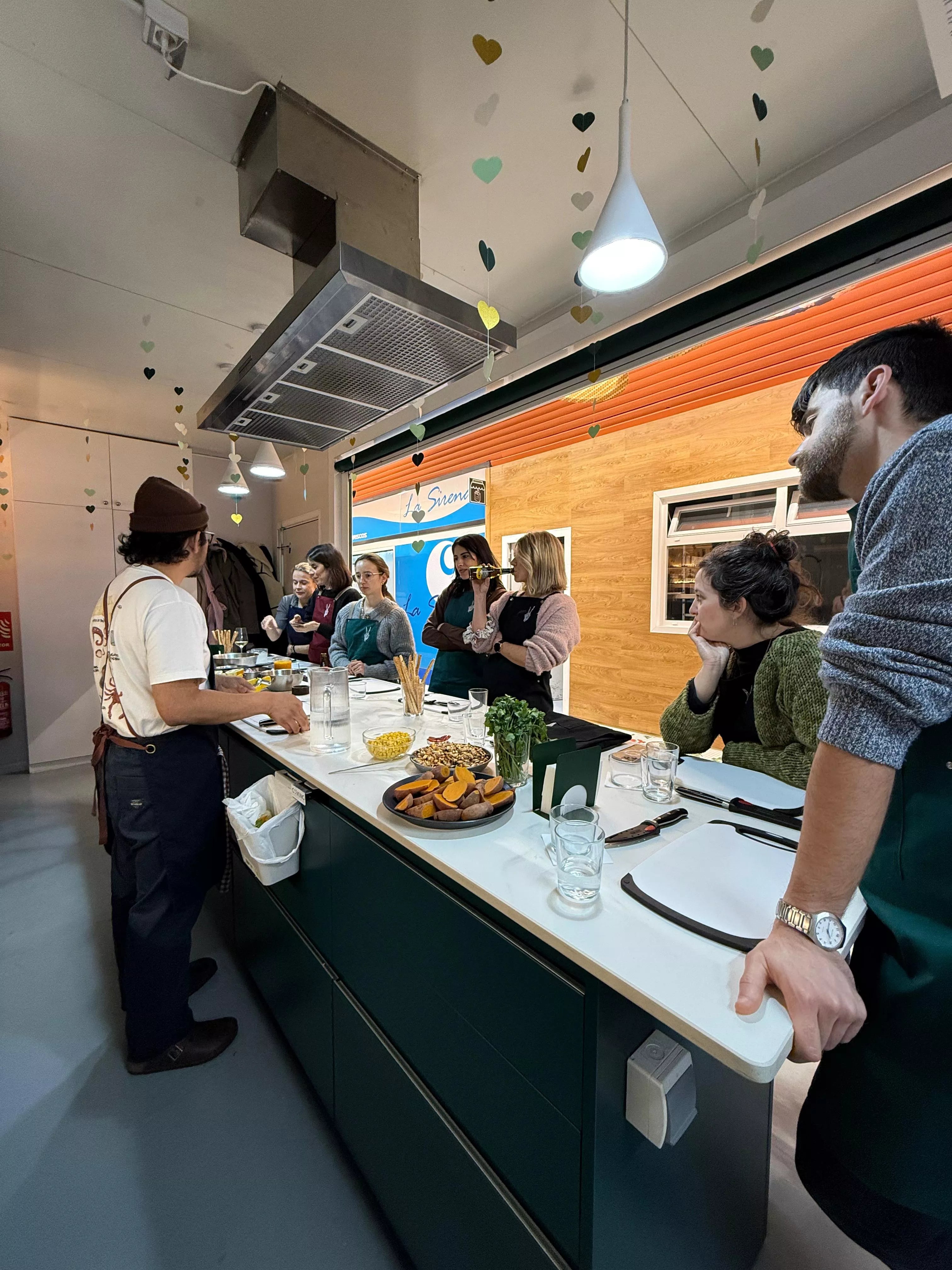 grupo de personas en una actividad recreativa en la cocina