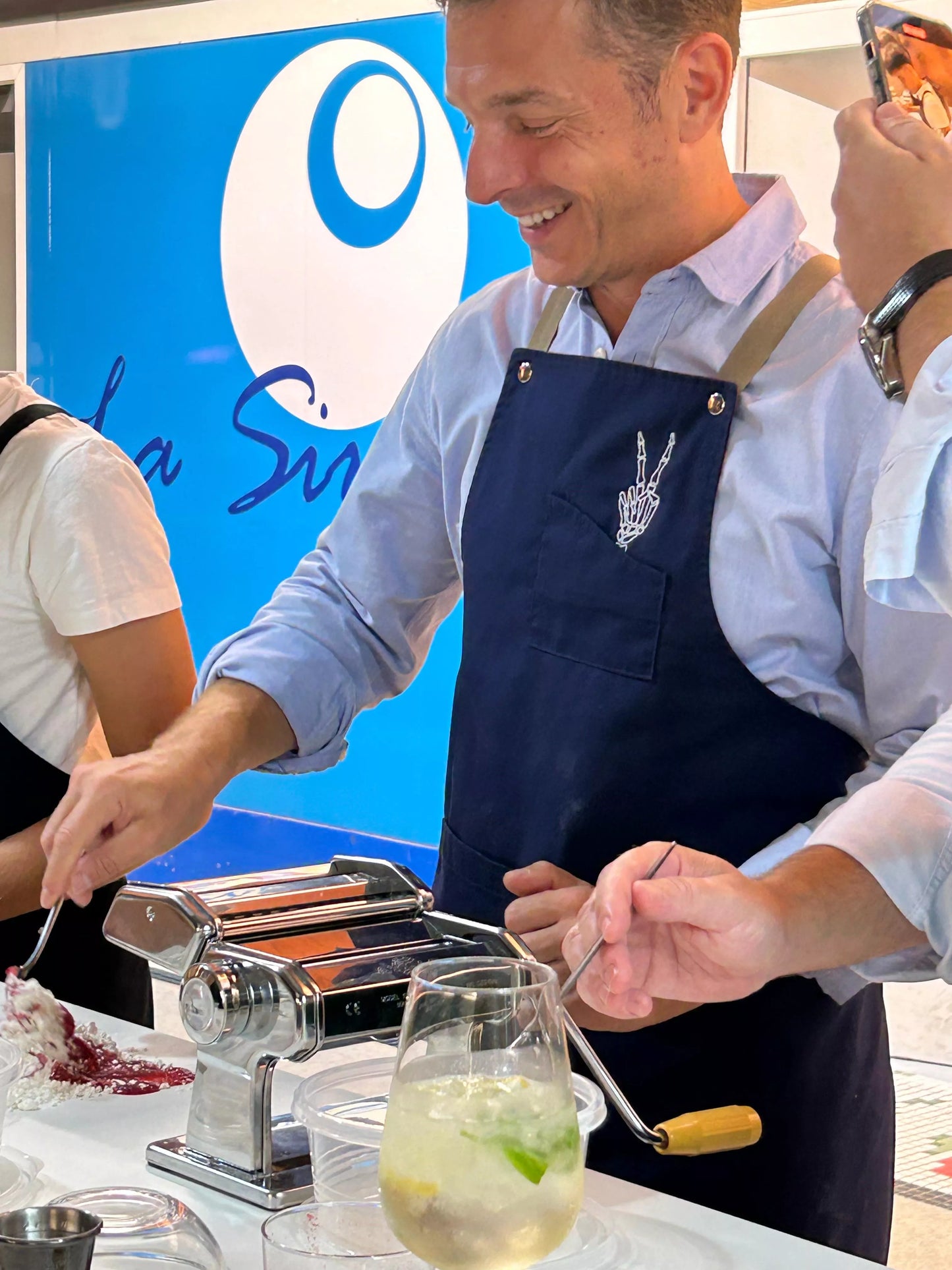 hombre en una clase de cocina